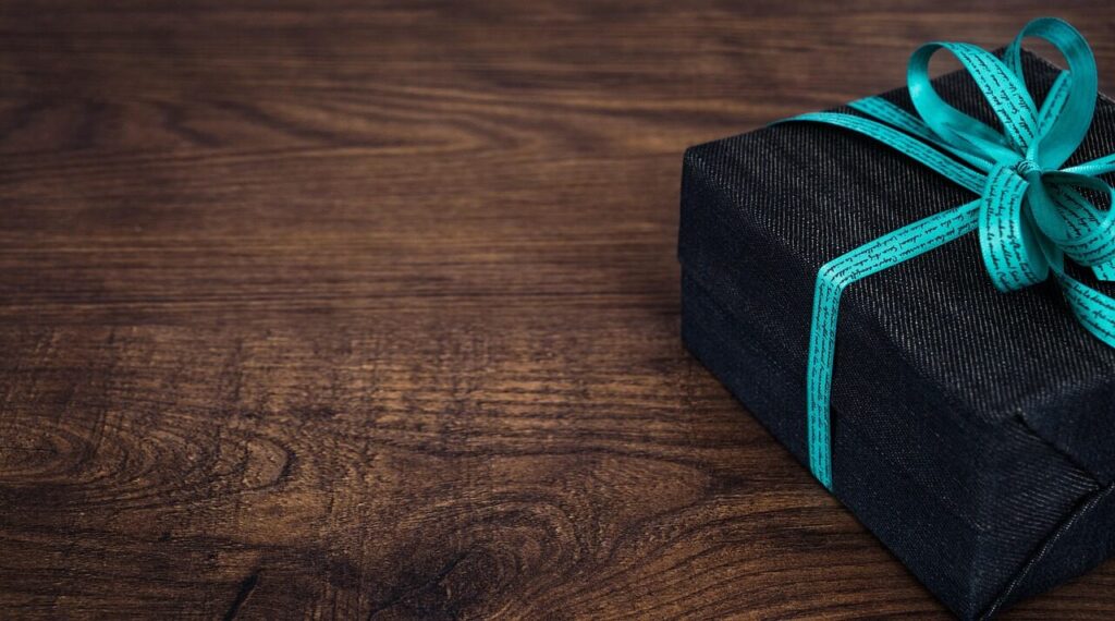 gift, present, wood, package, gift box, surprise, ribbon, bow, father's day, packaging, gift packaging, happy birthday, closeup, copy space