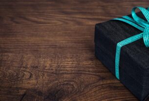 gift, present, wood, package, gift box, surprise, ribbon, bow, father's day, packaging, gift packaging, happy birthday, closeup, copy space